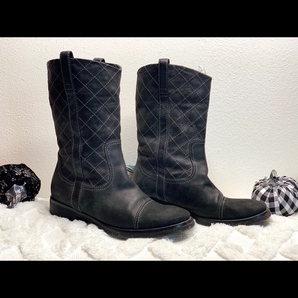 CHANEL quilted leather boots - Picture 2 of 6